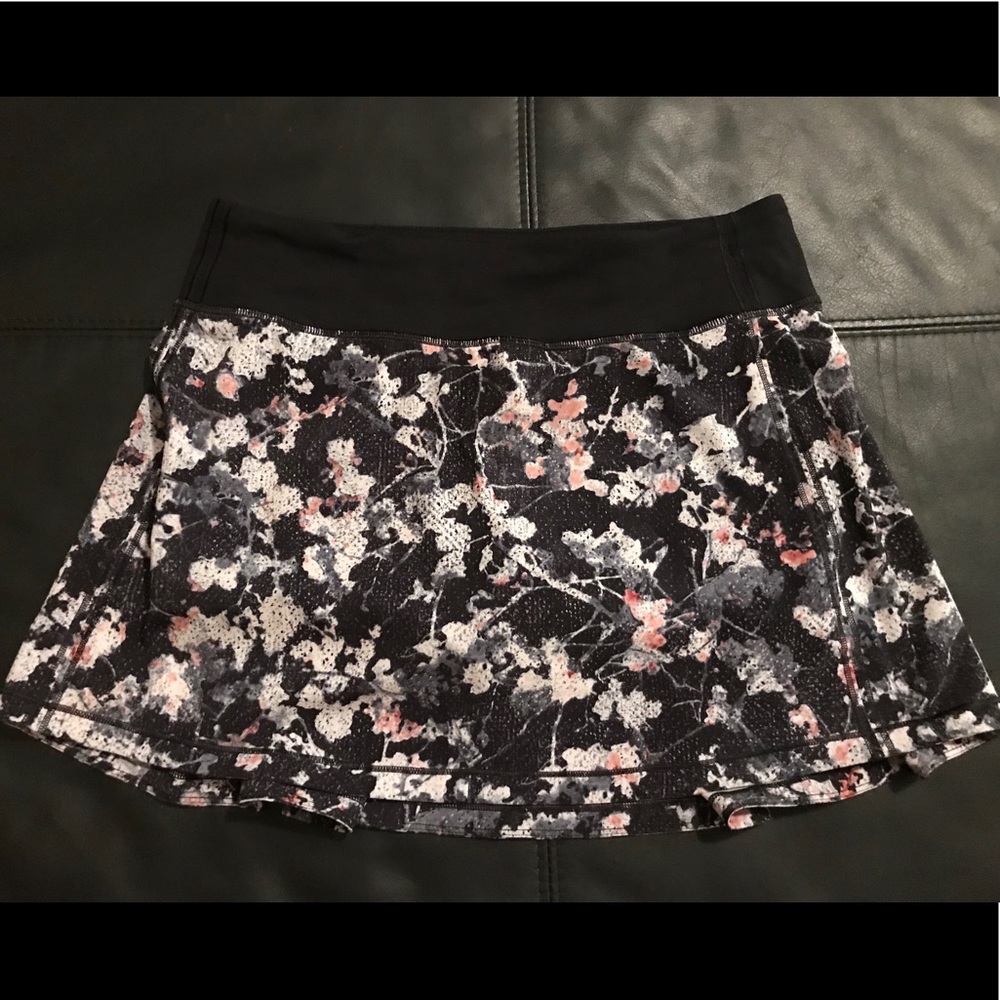 Lululemon Tennis yoga skirt size 6 long /tall